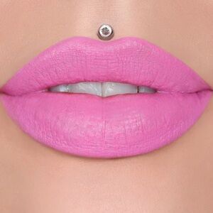Jeffree Star Velvet Trap Lipstick in color Laced Cake, new!